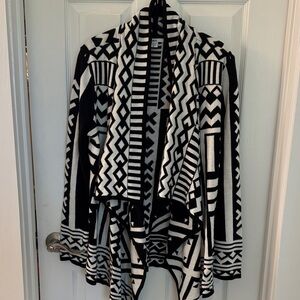 Bar III Black and White Geometric Pattern Women Sweater